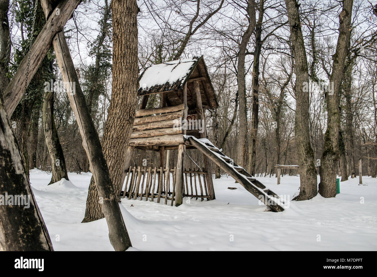 Bojcin foresta del parco, Serbia - coperta di neve parco giochi per bambini al parco Foto Stock