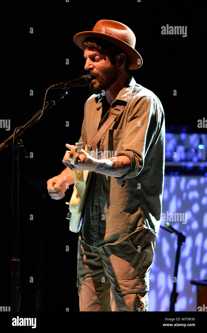 MIAMI BEACH, FL - Luglio 12: Ray LaMontagne esegue at Fillmore Miami Beach sulla luglio 12, 2014 a Miami Beach, in Florida. Persone: Ray LaMontagne Foto Stock