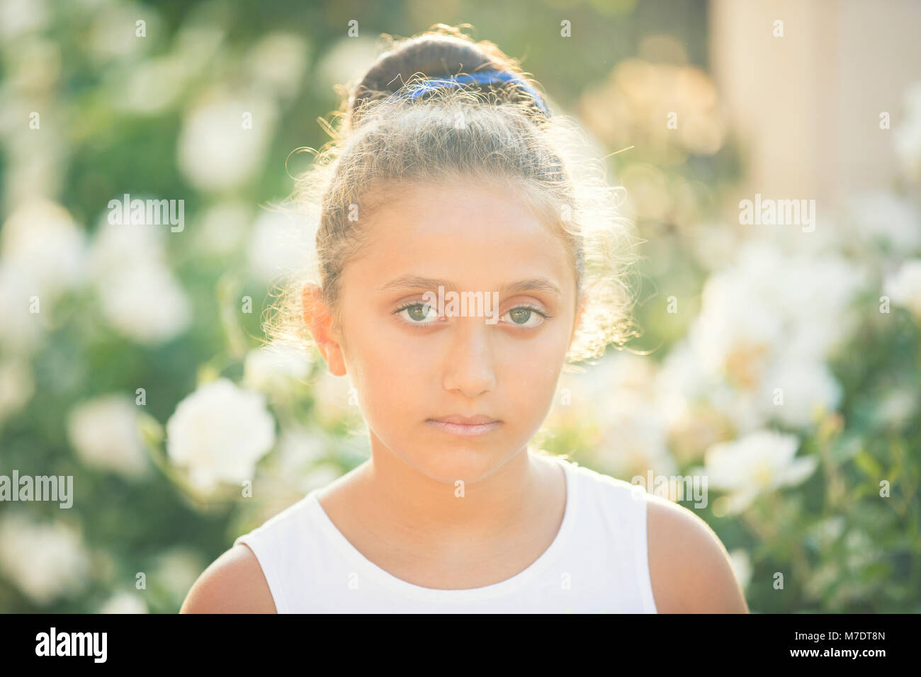 Bellissima ragazza con gli occhi blu in giardino Foto Stock