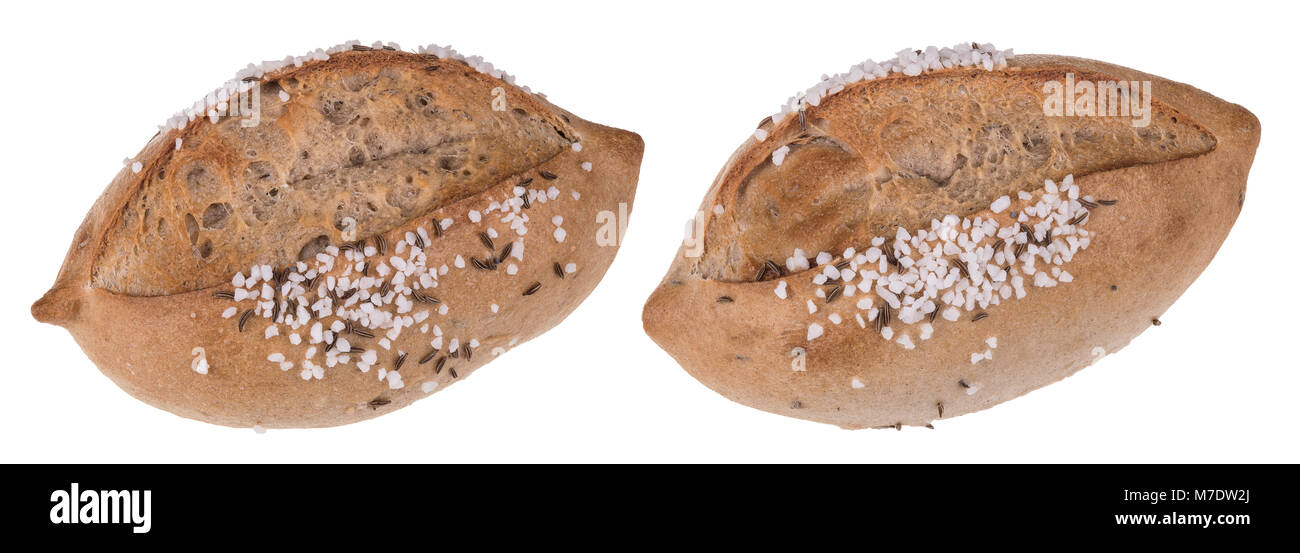Due rotoli di pane cosparsa di sale e cumino. Gold-cotta al forno pane integrali da panate pasta con le bollicine visibili. Isolato su sfondo bianco. Foto Stock