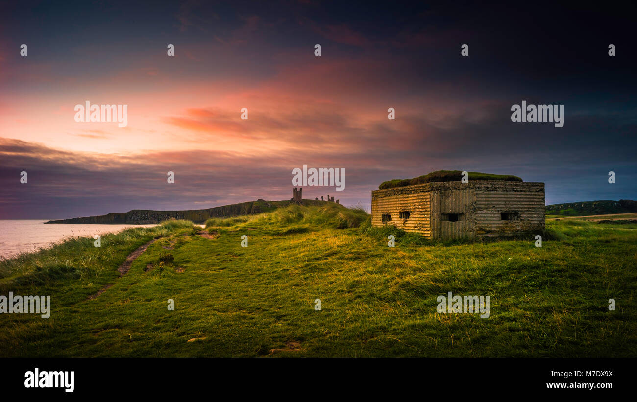 Le strutture difensive del medioevo e WW2 sulla costa di Northumberland. Foto Stock