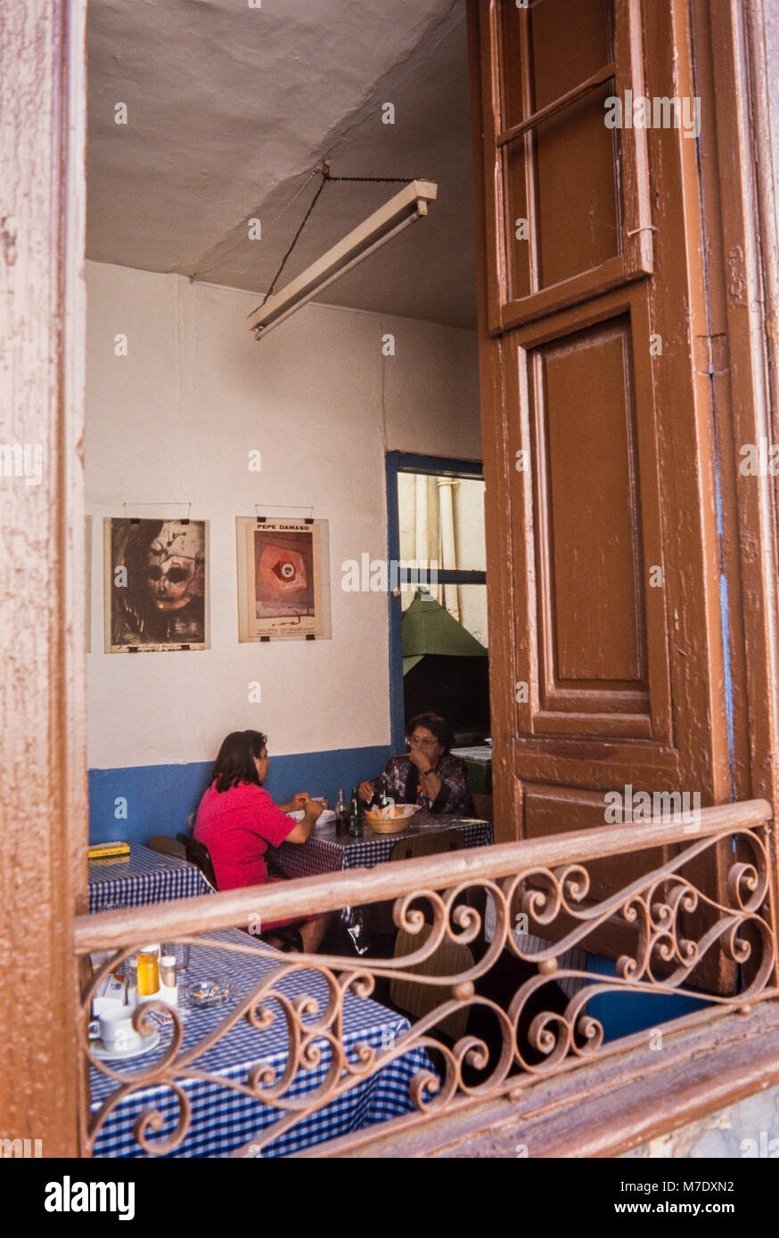 Guardando attraverso la finestra per la sala da pranzo e di una vecchia casa tipica, ristorante, cafe, a Santa Cruz, archiviazione di fotografia, 1994, Tenerife, Isole Canarie, Spagna Foto Stock