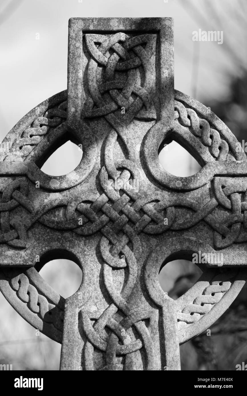 Granito scolpito Croce celtica. St Cattedrale Machars cimitero. Vecchia Aberdeen, Scozia, Regno Unito. Marzo, 2018. Foto Stock