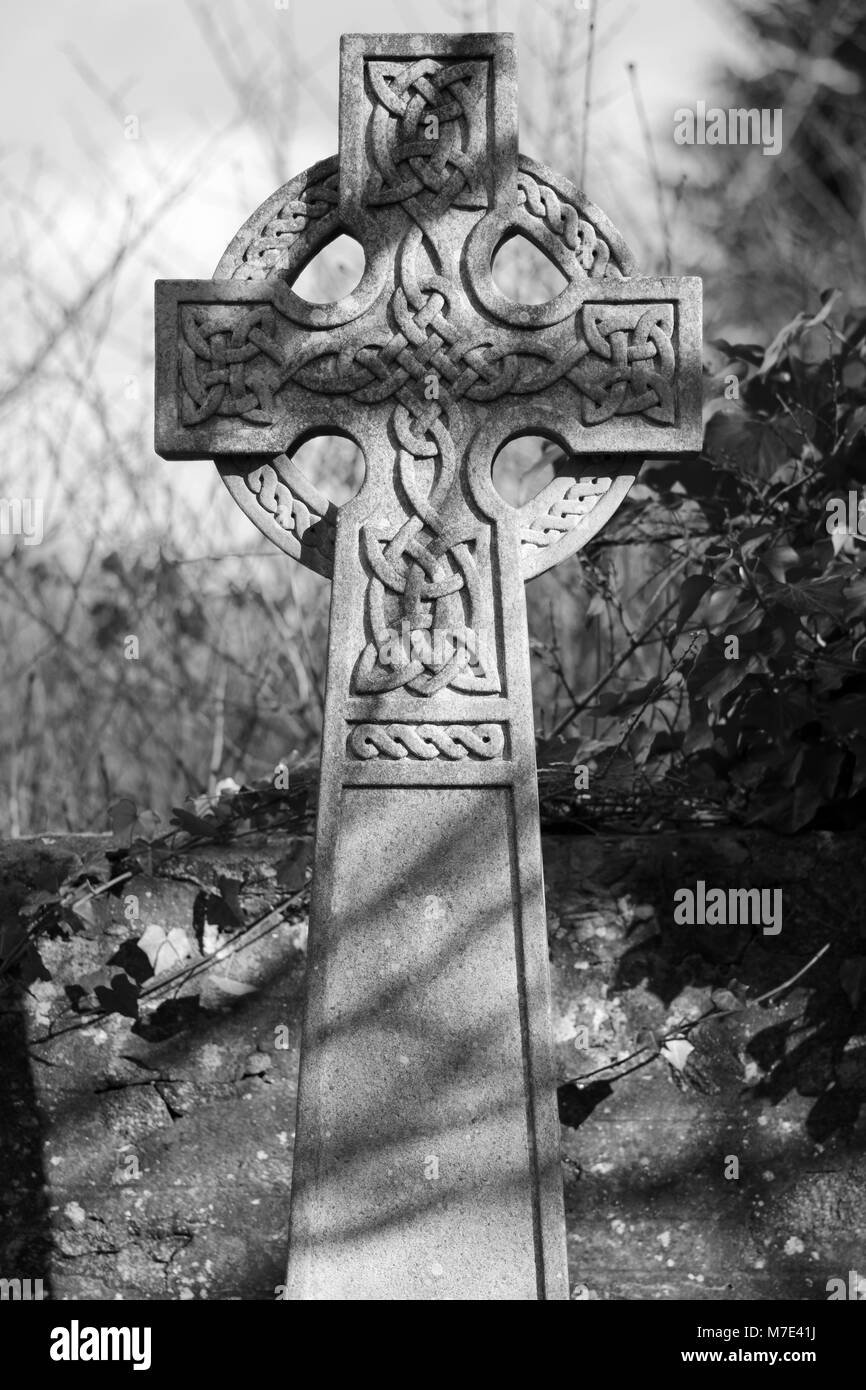 Granito scolpito Croce celtica. St Cattedrale Machars cimitero. Vecchia Aberdeen, Scozia, Regno Unito. Marzo, 2018. Foto Stock