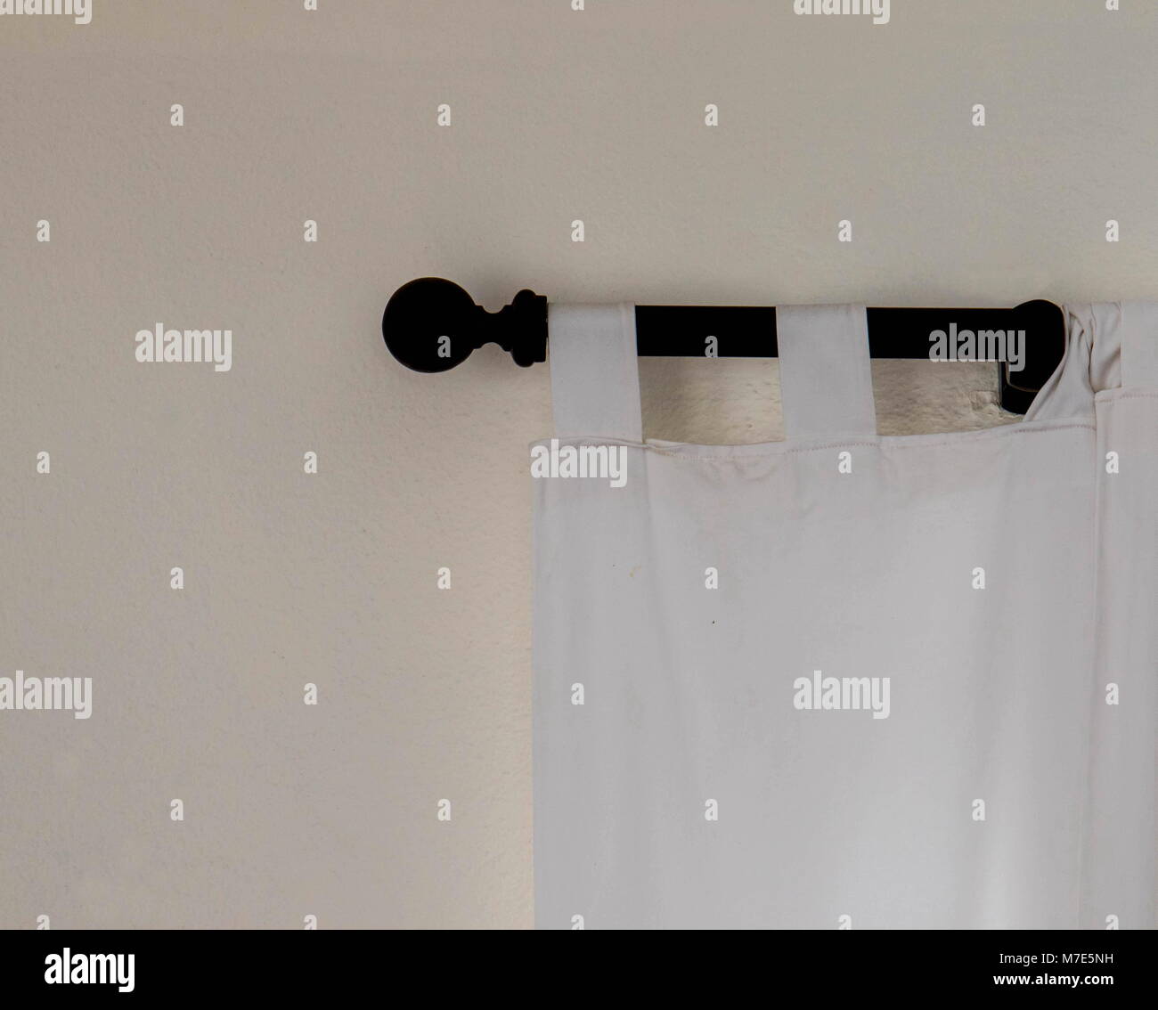 In prospettiva di una porzione di una tenda bianca su una rampa di nero contro un muro bianco immagine in formato paesaggio con spazio di copia Foto Stock