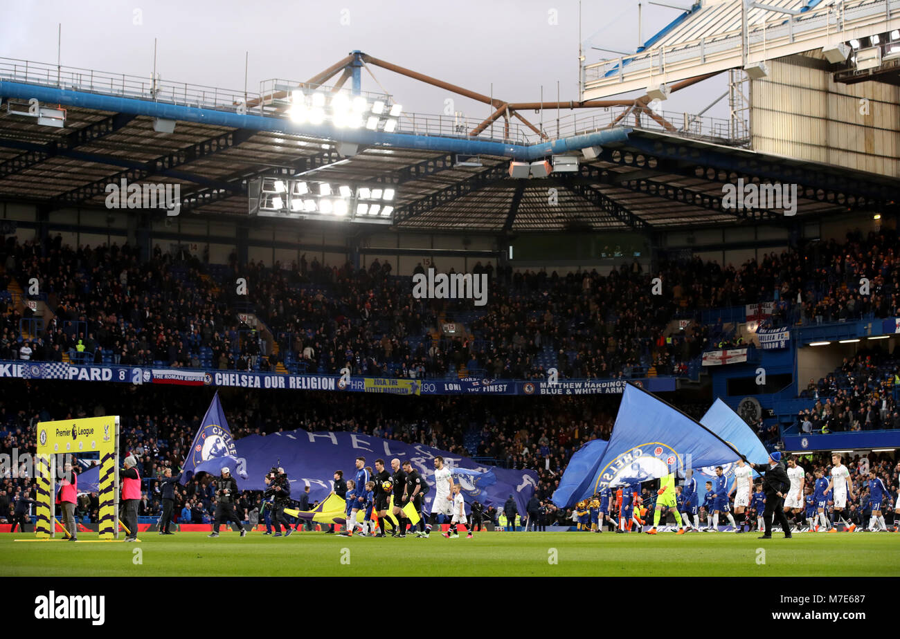 Chelsea giocatori e Crystal Palace i giocatori a piedi su per il passo all'inizio del match di Premier League a Stamford Bridge, Londra. Stampa foto di associazione. Picture Data: sabato 10 marzo, 2018. Vedere PA storia SOCCER Chelsea. Foto di credito dovrebbe leggere: John Walton/filo PA. Restrizioni: solo uso editoriale nessun uso non autorizzato di audio, video, dati, calendari, club/campionato loghi o 'live' servizi. Online in corrispondenza uso limitato a 75 immagini, nessun video emulazione. Nessun uso in scommesse, giochi o un singolo giocatore/club/league pubblicazioni. Foto Stock