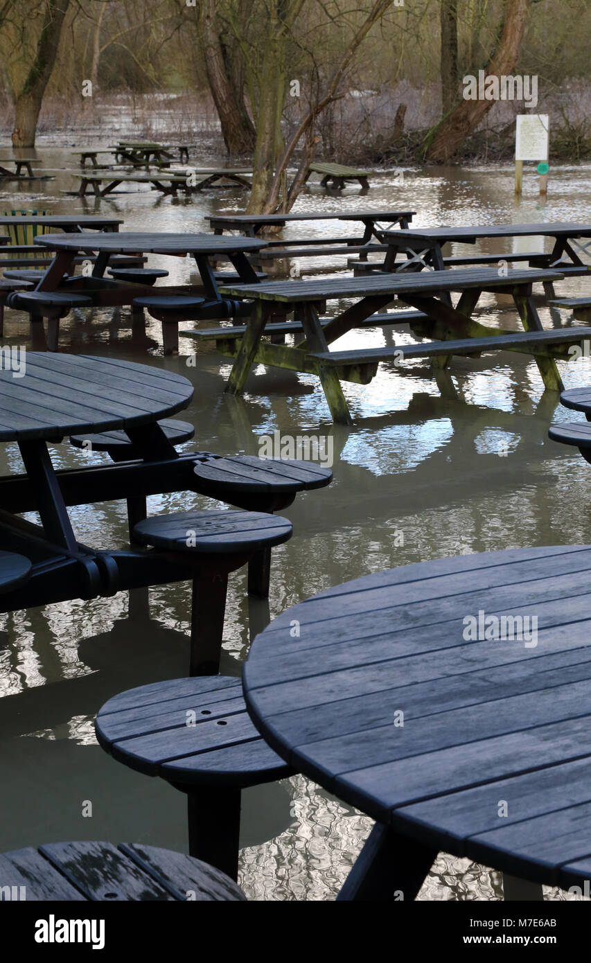 Inondazione dal fiume Ouzel circonda tavoli e panche al Globe Inn, Linslade, Bedfordshire, Regno Unito. Foto Stock