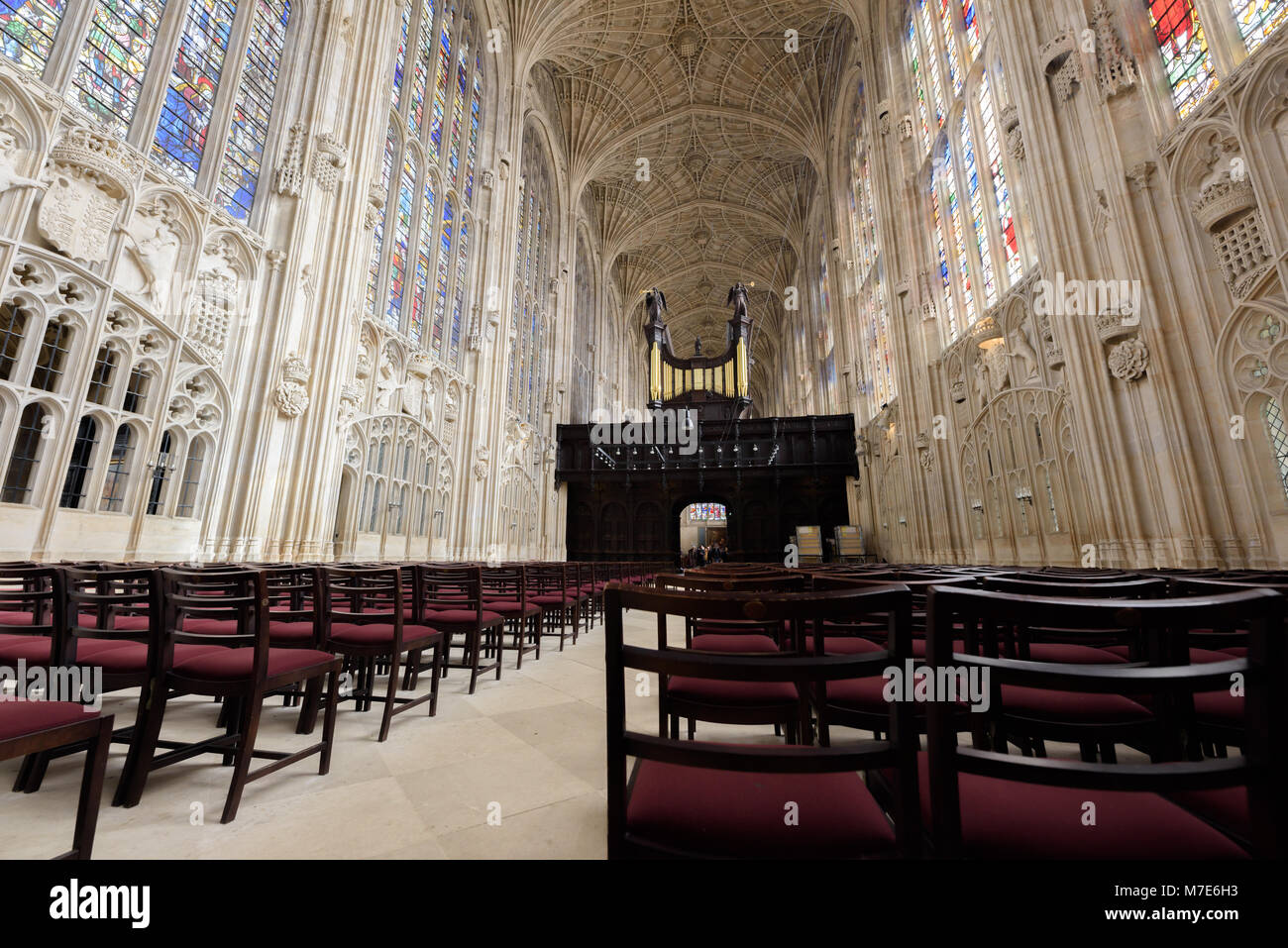 L'ante-camera e scuri in legno di quercia rood schermo (con l'organo sulla sommità di esso) nella Cappella del King s College, Università di Cambridge, Inghilterra. Foto Stock