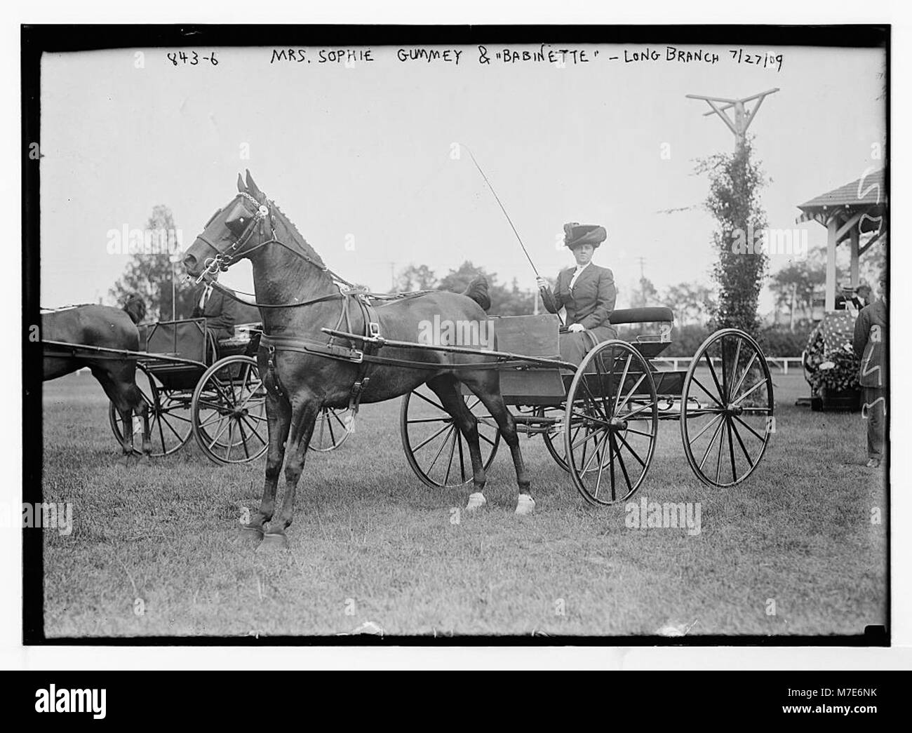 Fotografia della signora Sophie Gummey che cavalca in un hack trainato da cavalli, disegnata dal cavallo "Babinette", a Long Branch, che mostra il metodo di trasporto del tempo. Foto Stock