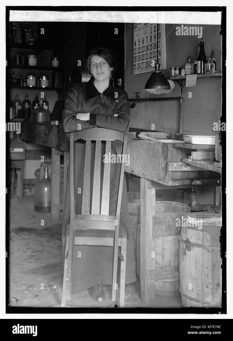 Questo ritratto raffigura Myrtle Williams, che cattura la sua somiglianza in un ambiente formale, riflettendo un momento della sua vita personale o professionale durante l'inizio del XX secolo. Foto Stock