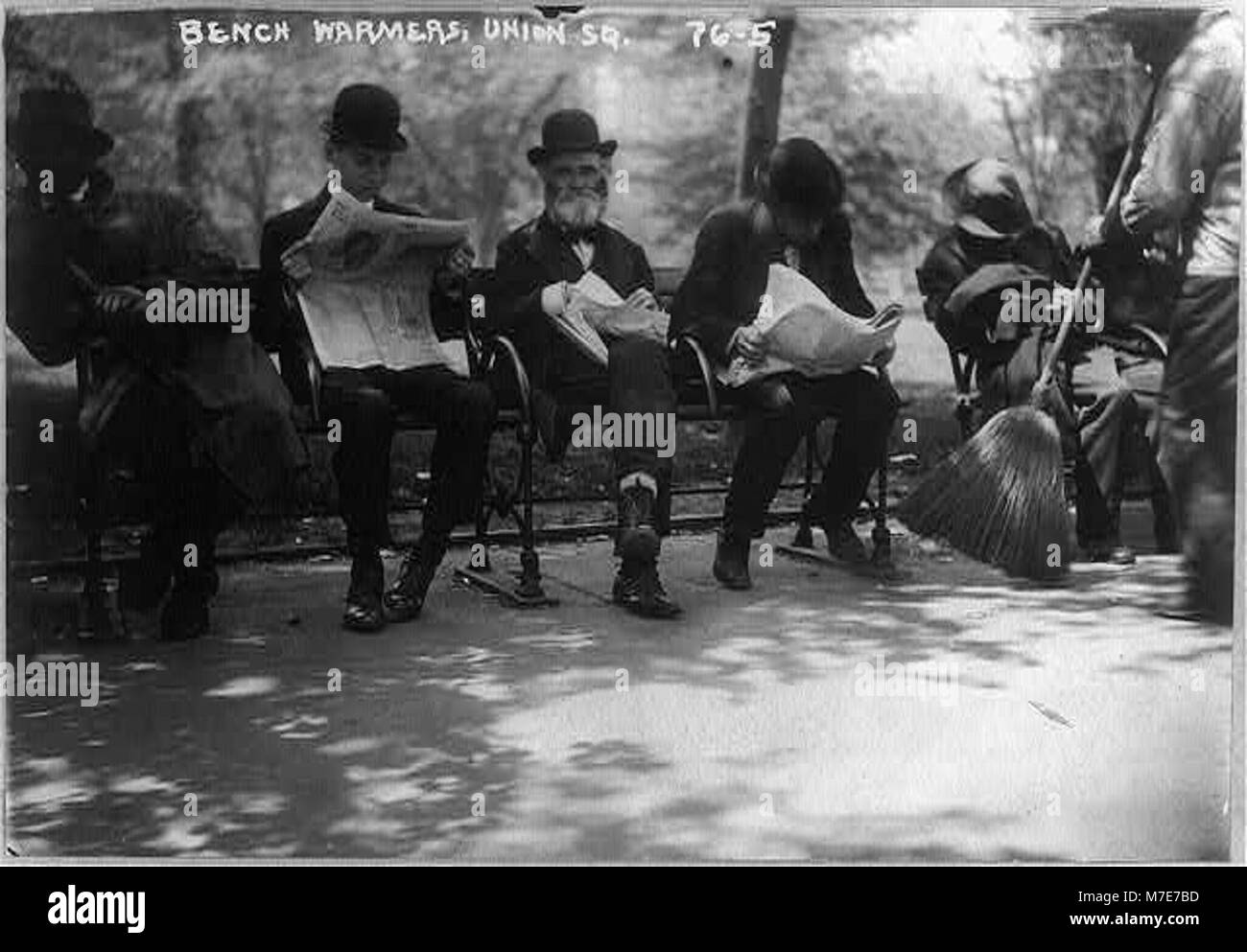 Un'istantanea di coloro che frequentano il parco che si rilassano sulle panchine di Union Square, New York, catturando un momento di svago negli spazi pubblici della città. Questa fotografia riflette la vita sociale e culturale del tempo. Foto Stock