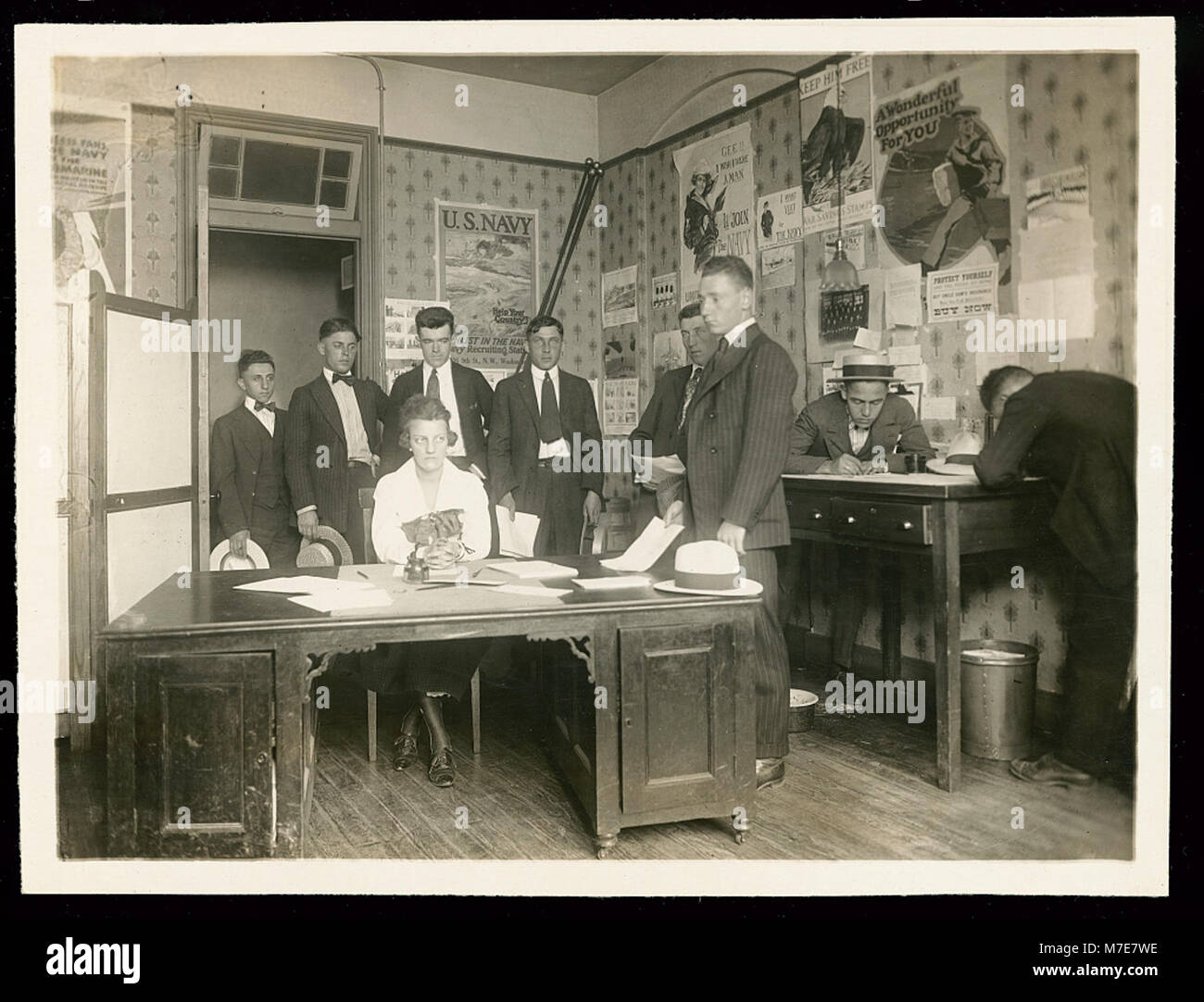 Un ufficio di reclutamento navale decorato con manifesti della prima guerra mondiale, che riflette gli sforzi in tempo di guerra per incoraggiare l'arruolamento. I manifesti mostrano vari temi militari, enfatizzando il patriottismo, il dovere e il reclutamento per lo sforzo bellico durante l'inizio del XX secolo. Foto Stock