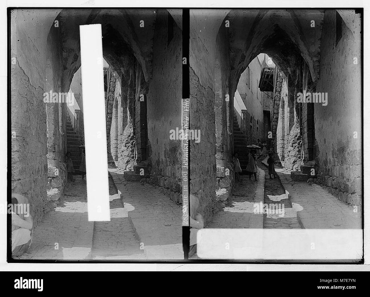 Questa fotografia cattura una scena di strada nel quartiere più antico di Nazareth, offrendo un assaggio dell'architettura tradizionale della città e della vita quotidiana. Foto Stock