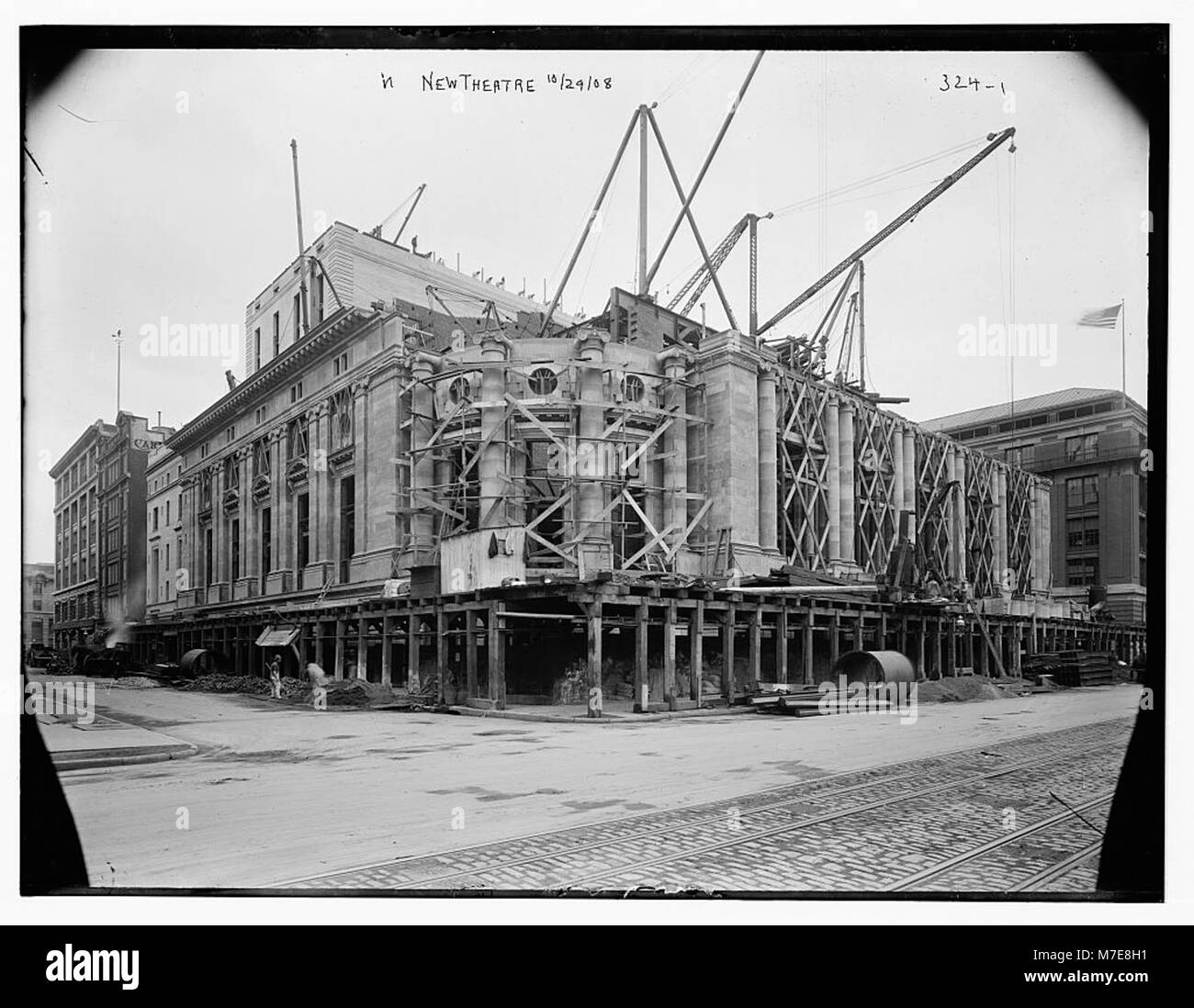 Una fotografia che mostra il New Theatre di New York City. L'immagine mette in evidenza l'architettura e il significato del teatro come istituzione culturale della città. Foto Stock