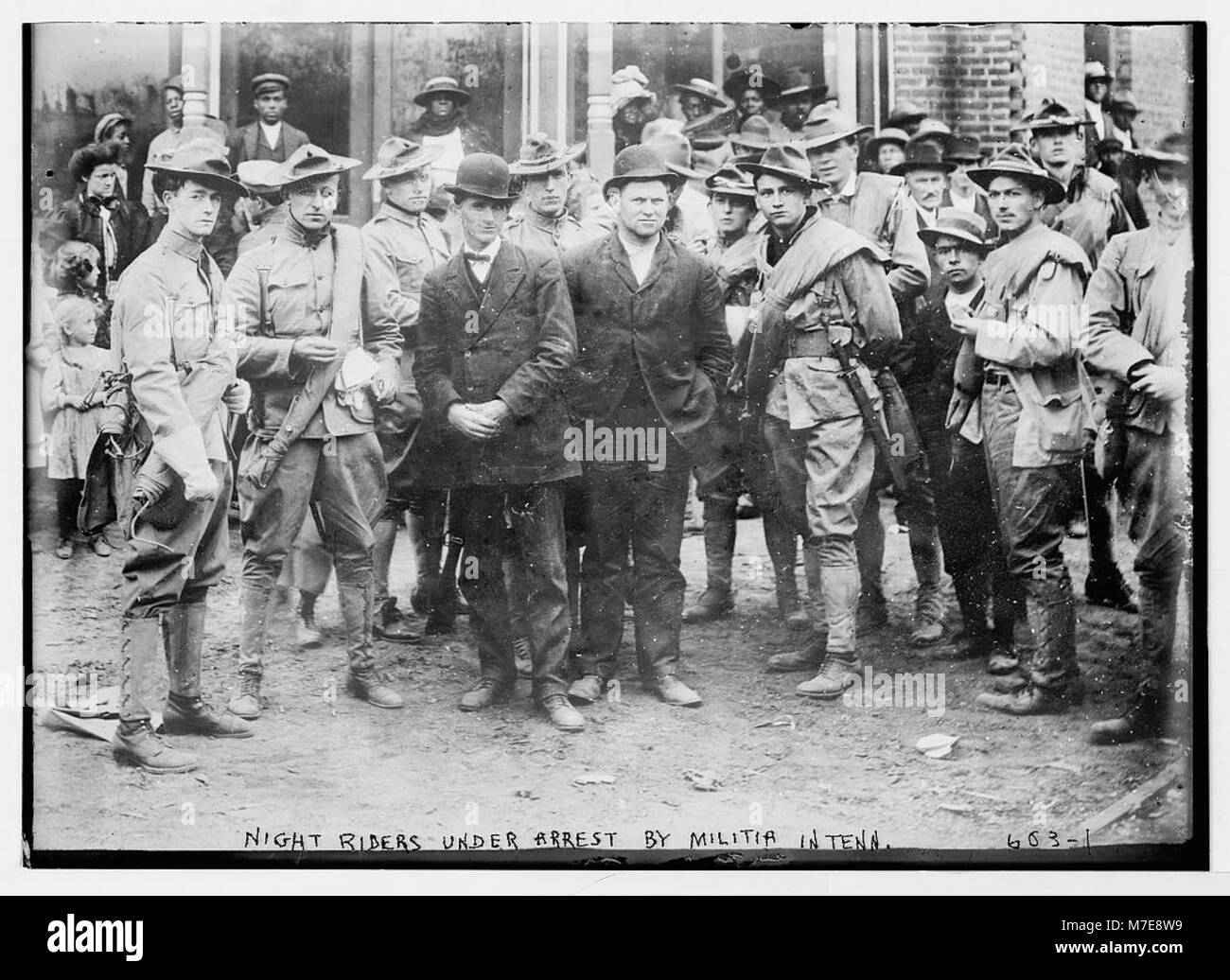 Questa fotografia raffigura i cavalieri notturni in arresto da parte di una milizia del Tennessee, catturando un momento di forze dell'ordine e disordini civili durante uno specifico periodo della storia degli Stati Uniti. Foto Stock