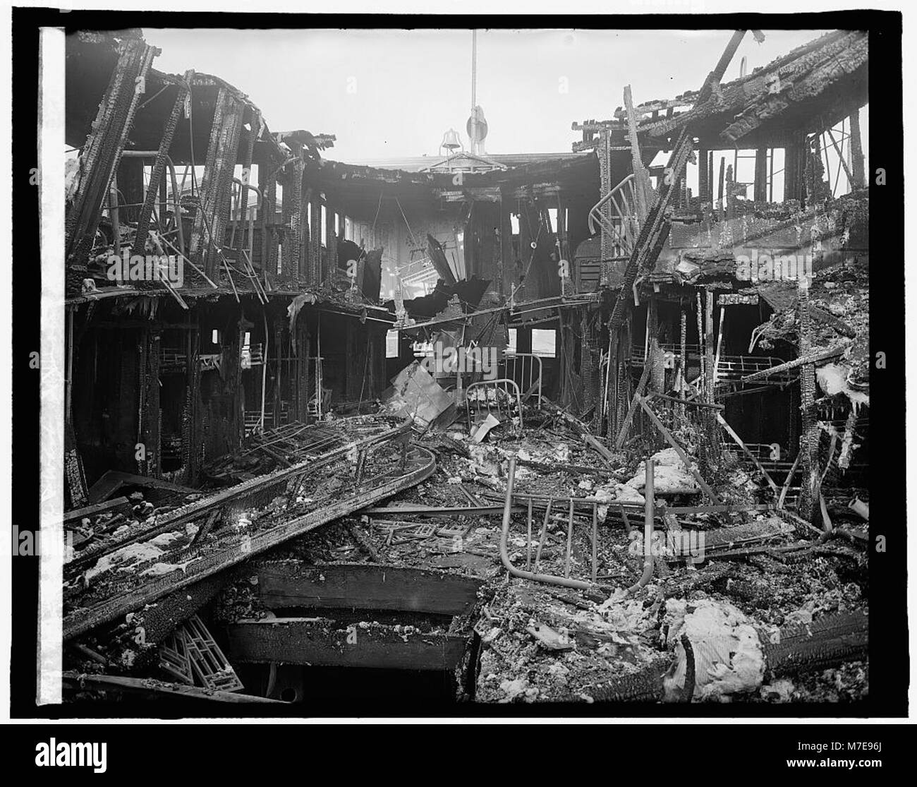 L'incendio della Norfolk & Washington Steamboat Company, un evento significativo nella storia marittima, mette in evidenza i pericoli dei piroscafi dei primi anni del XX secolo e i rischi associati ai viaggi sui corsi d'acqua. Foto Stock L'incendio della Norfolk & Washington Steamboat Company, un evento significativo nella storia marittima, mette in evidenza i pericoli dei piroscafi dei primi anni del XX secolo e i rischi associati ai viaggi sui corsi d'acqua. Foto Stock