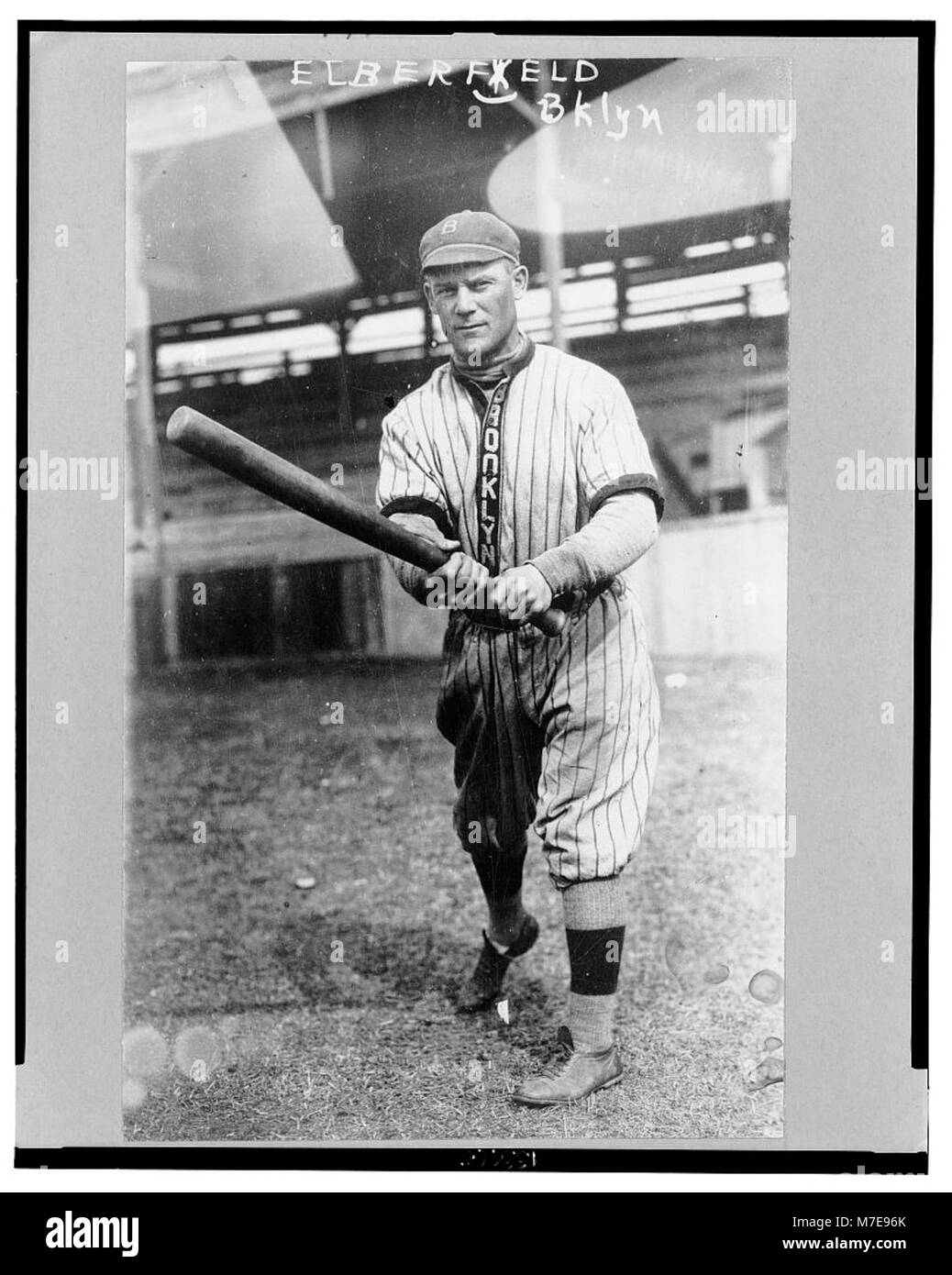 Questo ritratto a figura intera di Norman 'Kid' Elberfeld, un giocatore dei Brooklyn Dodgers, lo cattura in azione, facendo oscillare la sua mazza. Elberfeld era noto per il suo ruolo di interbase nel baseball dei primi anni del XX secolo. Foto Stock