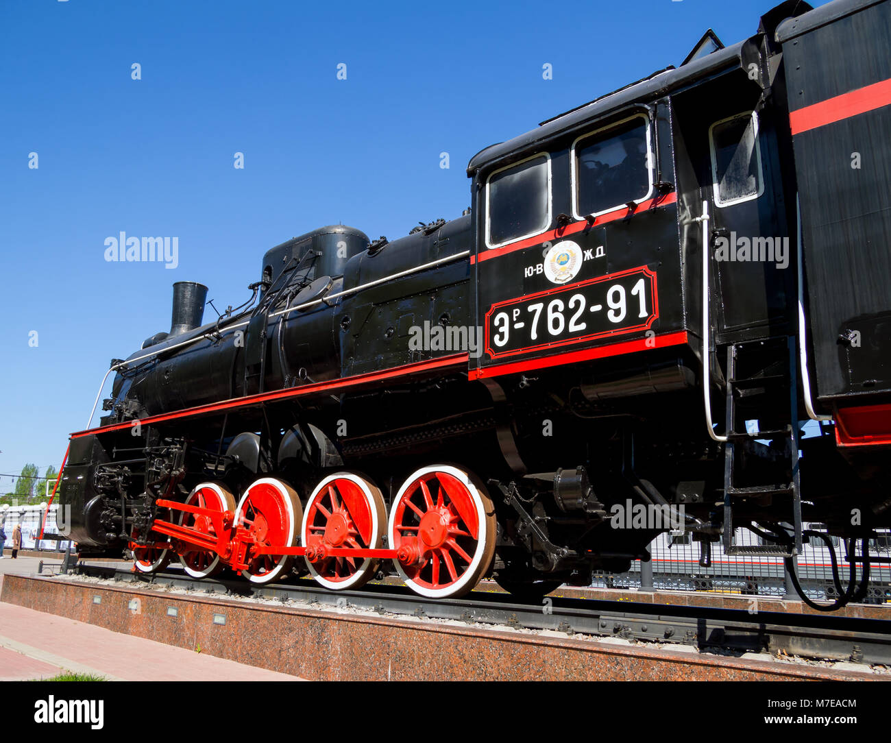 Voronezh, Russia - Giugno 05, 2017: frammento del monumento di una locomotiva serie Er a Voronezh-1 station Foto Stock