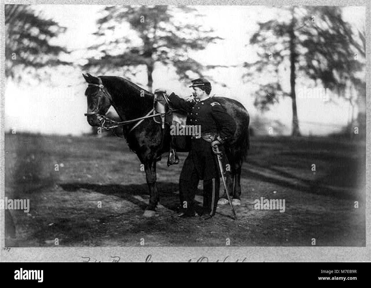 Questo ritratto a figura intera mostra O.H. Hart in piedi a sinistra, vestito in uniforme, con un cavallo accanto a lui, catturato in una fotografia storica sotto LCCN 96509187. Foto Stock