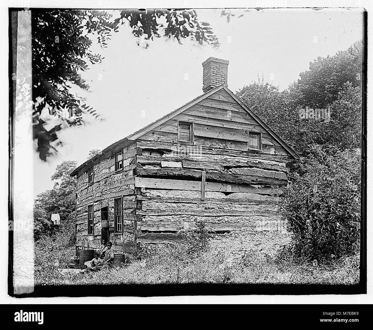 Un'immagine di una vecchia casa in Virginia, che mostra la sua architettura storica. La fotografia cattura il fascino delle case tradizionali della Virginia, probabilmente del XIX o dell'inizio del XX secolo. Foto Stock