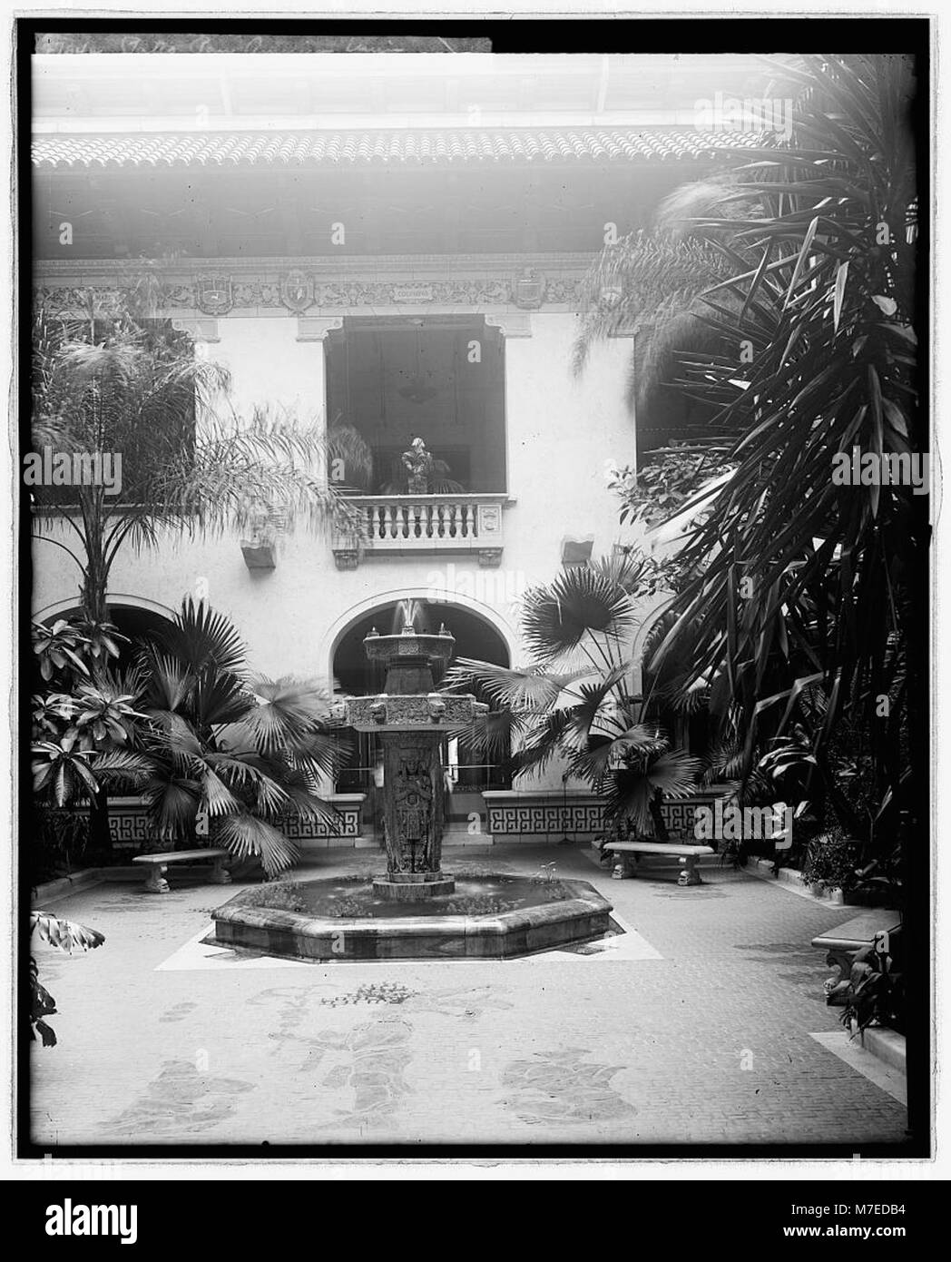 Questa fotografia mostra il Patio Auditorium presso l'edificio della Pan American Union a Washington, D.C., che mostra la grandezza architettonica della sede di questa organizzazione internazionale. Foto Stock