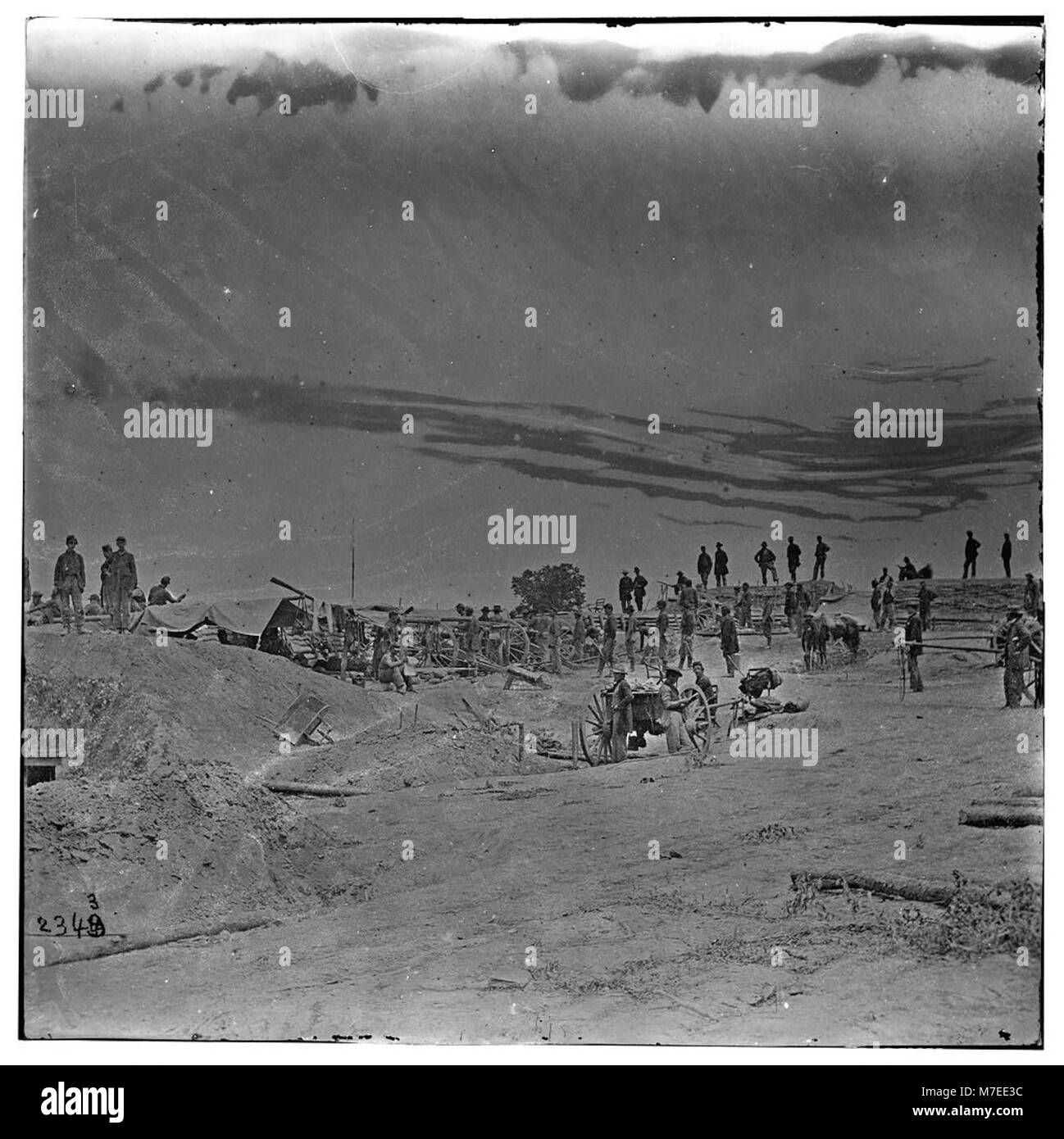 Questa fotografia cattura la 1st New York Independent Battery Light Artillery del capitano Andrew Cown posizionata all'interno delle opere confederate durante la battaglia di Petersburg nella guerra civile americana. Foto Stock