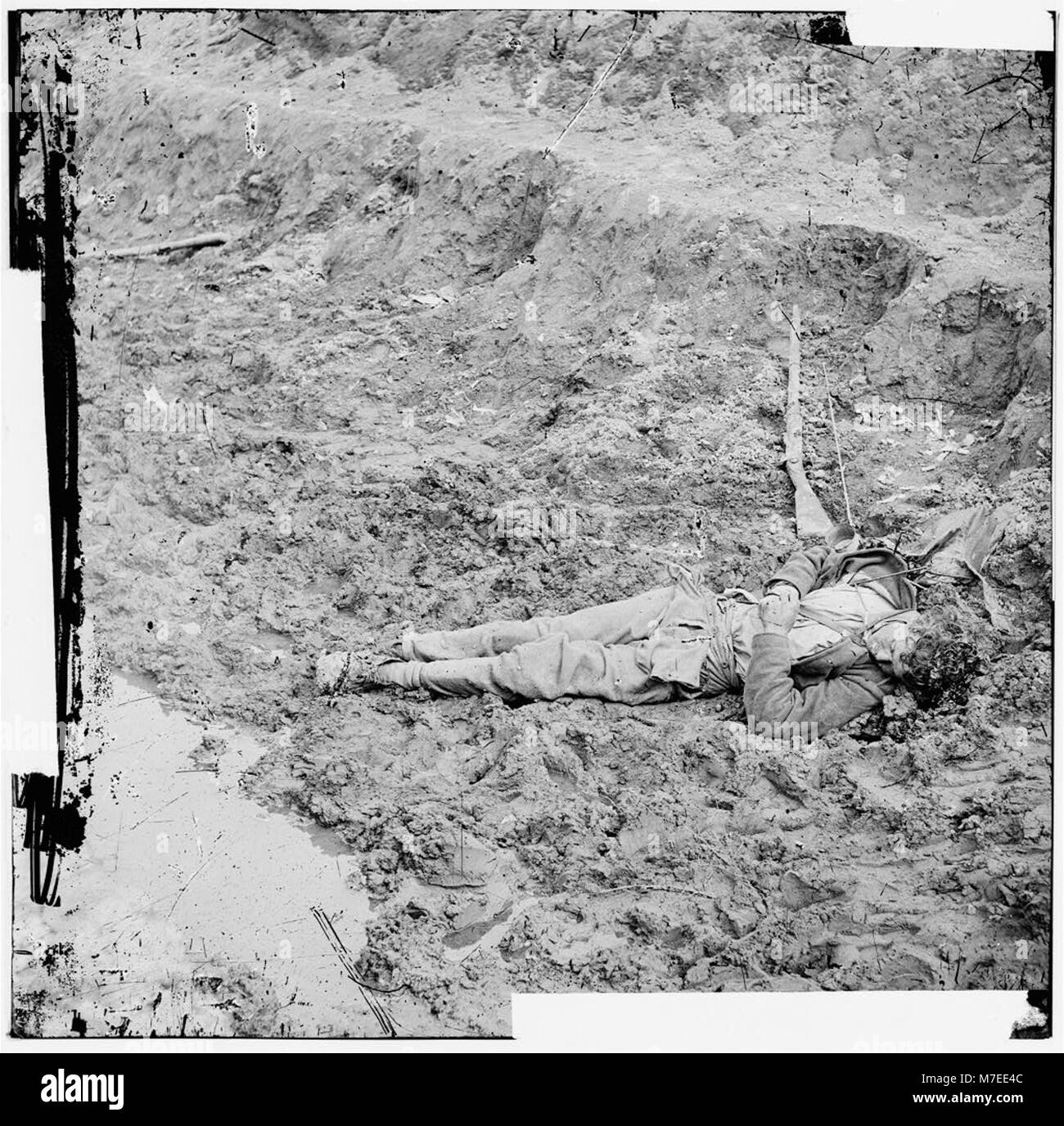 Una fotografia raffigurante il corpo di un soldato confederato fuori le mura di Fort Mahone a Petersburg, Virginia, un forte ricordo della brutalità della guerra civile. Foto Stock