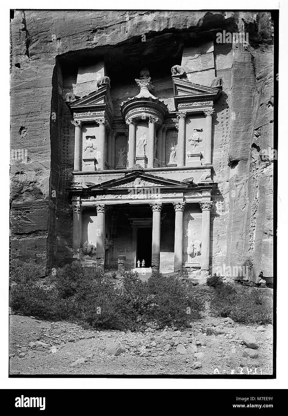 Una vista suggestiva del Khazne a Petra, in Giordania. Il Khazne, noto anche come il Tesoro, è un antico edificio scavato nella roccia e uno dei monumenti più famosi di Petra. Foto Stock
