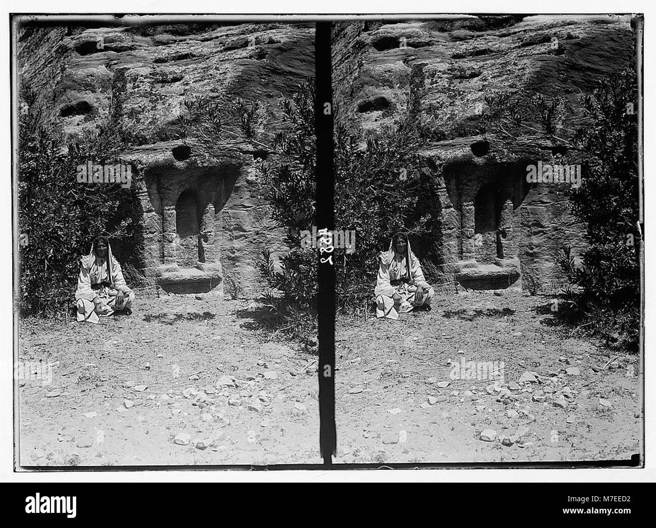 Una fotografia che mostra la nicchia dell'altare all'estremità occidentale di es-Siq, una stretta gola a Petra, in Giordania. L'immagine evidenzia le intricate incisioni in pietra e l'imponente architettura dell'antica città. Foto Stock