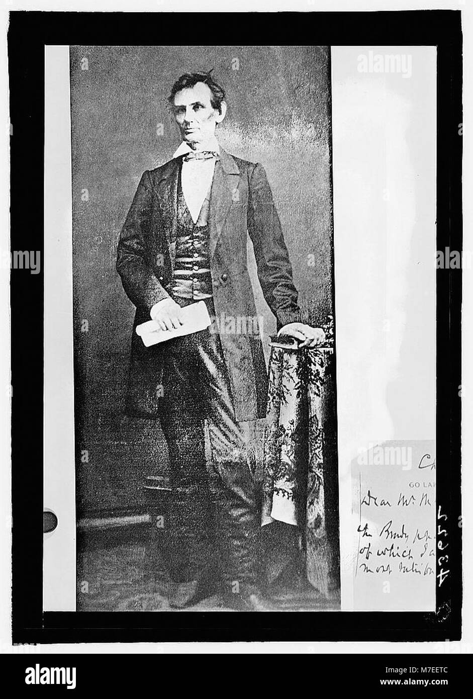 Una fotografia a figura intera di Abraham Lincoln, il XVI presidente degli Stati Uniti, che cattura la sua statura e presenza iconica durante la metà del XIX secolo. Foto Stock