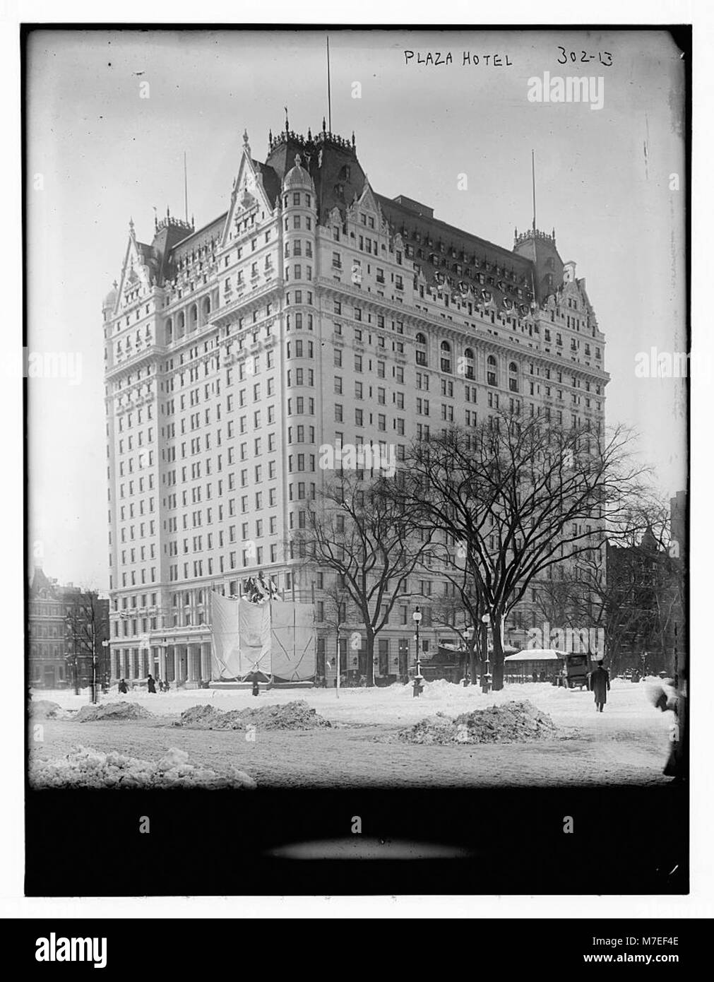 Il Plaza Hotel, un iconico punto di riferimento di New York City, noto per il suo lusso e il suo significato storico nell'ospitalità americana. Foto Stock