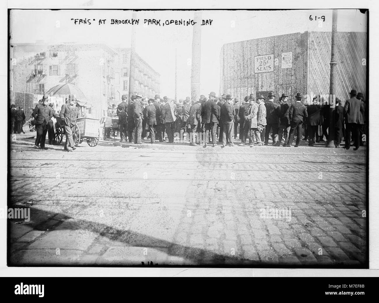 Questa fotografia cattura l'emozione del giorno di apertura al Brooklyn Park, con i fan che si riuniscono per godersi l'evento. L'immagine riflette lo spirito e l'entusiasmo della comunità associati agli eventi pubblici. Foto Stock