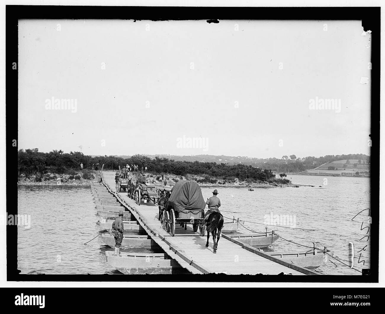 Questa fotografia mostra un ponte di pontone costruito da un'unità di ingegneria dell'esercito degli Stati Uniti a Washington Barracks, che cattura i risultati dell'ingegneria militare e lo sviluppo delle infrastrutture in tempo di guerra. Foto Stock