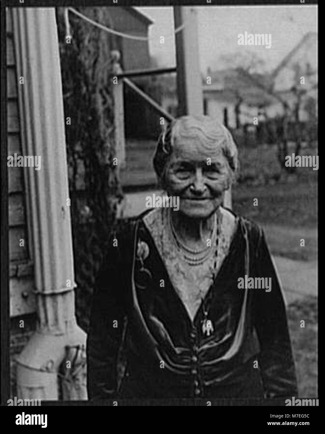 Questo ritratto formale raffigura Addie Van Vechten, scattato in una fotografia d'epoca, che mostra una donna dell'inizio del XX secolo. Foto Stock