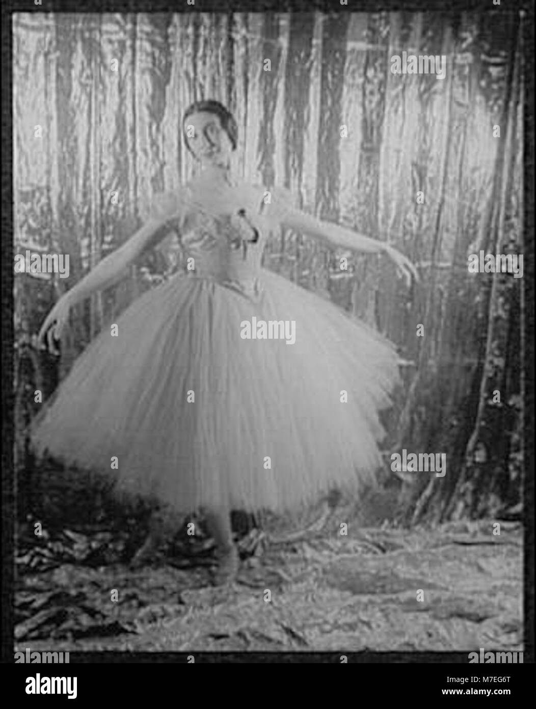 Un ritratto di Alicia Markova, una celebre ballerina, scattato durante una performance al "Foyer de Danse". La fotografia cattura la sua grazia e prominenza nel mondo del balletto. Foto Stock