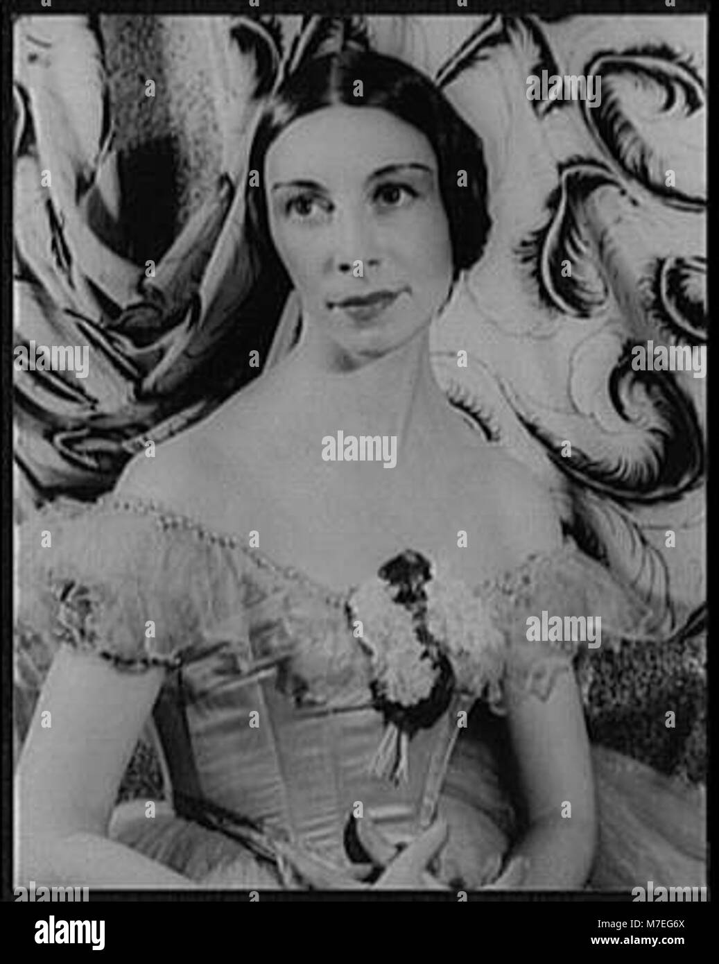 Un ritratto di Alicia Markova, rinomata ballerina, probabilmente catturato durante uno spettacolo o in uno studio di danza. Foto Stock