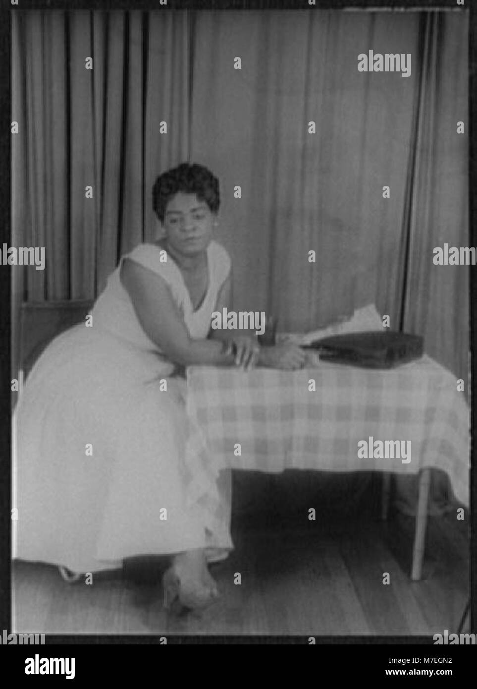 Claudia McNeil interpreta Mamie nella produzione teatrale di "Simply Heavenly" di Langston Hughes. Questo spettacolo è una parte importante della storia del teatro afroamericano, catturando i temi delle lotte sociali e della crescita personale. Foto Stock