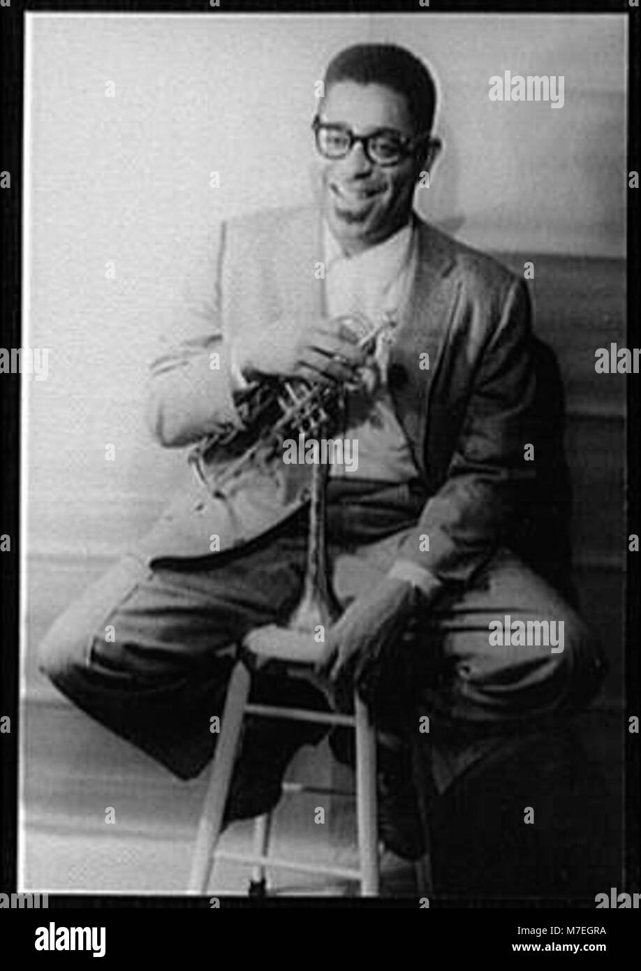 Un ritratto del famoso musicista jazz Dizzy Gillespie, che mostra il suo profilo iconico. Questa immagine cattura il suo ruolo significativo nello sviluppo del bebop e la sua influenza sulla musica jazz americana. Foto Stock