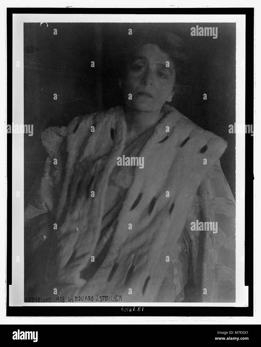 Un ritratto della famosa attrice Eleanora Duse, catturato da Edward J. Steichen, che mette in evidenza i suoi contributi al teatro e alle arti Foto Stock