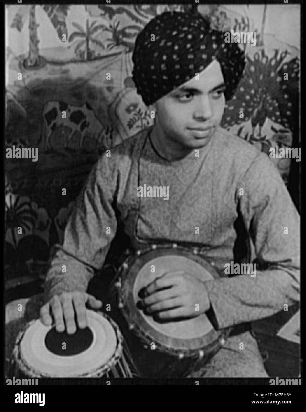 Un ritratto di un musicista indù, forse chiamato Shan-kar, che mostra gli strumenti musicali e l'abbigliamento del soggetto, riflettendo gli aspetti culturali e artistici della musica indù. Foto Stock