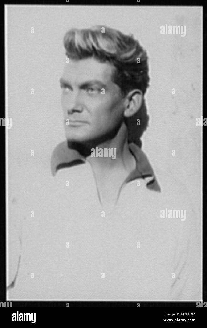 Un ritratto di Jean Marais, un noto attore francese, che mostra le sue caratteristiche distintive e il suo carattere artistico durante la sua carriera nel XX secolo. Foto Stock
