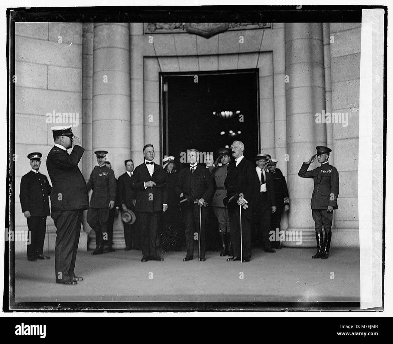 Una fotografia che mostra il Presidente Porras e il Segretario Colby al Dipartimento di Stato degli Stati Uniti. Il presidente Porras di Panama e il segretario Colby furono coinvolti nelle relazioni diplomatiche tra gli Stati Uniti e Panama durante l'inizio del XX secolo. Foto Stock