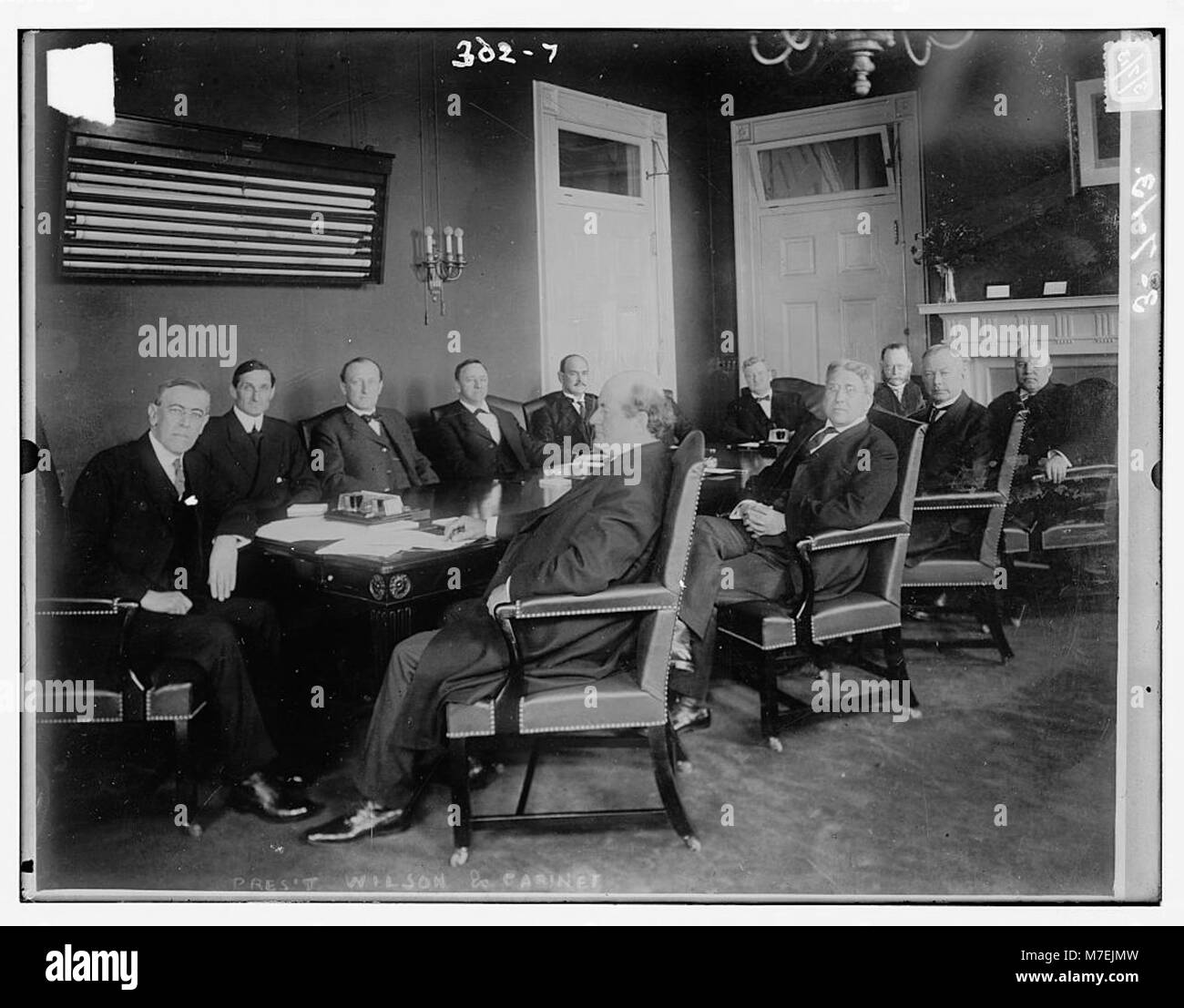 Una fotografia che mostra il presidente Woodrow Wilson con il suo Gabinetto, che cattura un momento chiave nella storia politica degli Stati Uniti durante la sua presidenza. Foto Stock