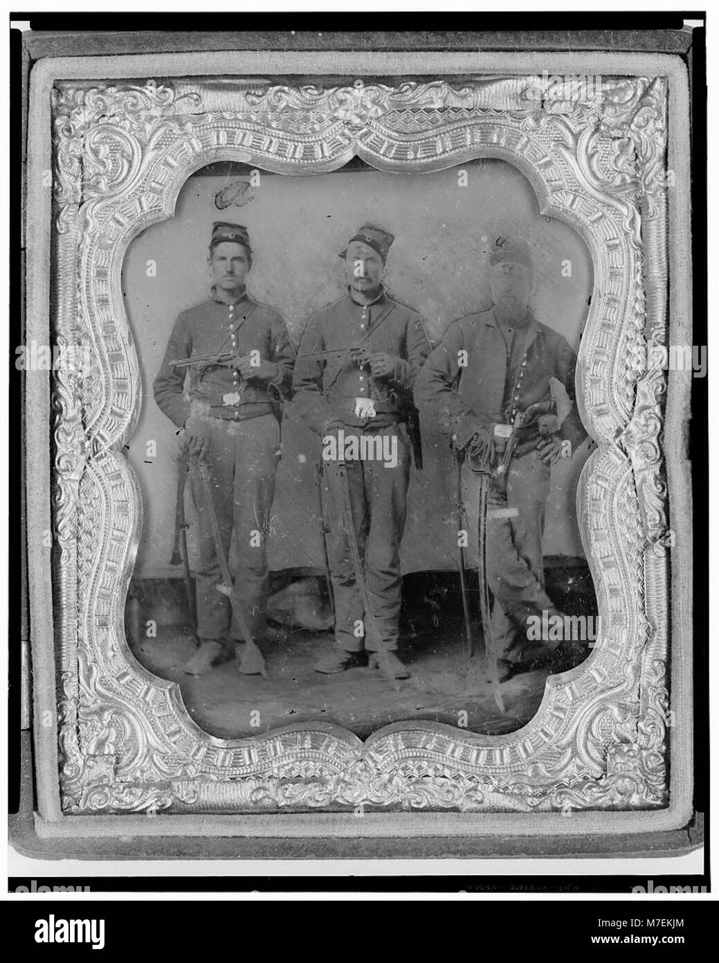 Un ritratto a figura intera del soldato Frank A. Remington e di altri due soldati dell'Unione, che forniscono uno sguardo sul loro aspetto e sul loro abbigliamento durante la guerra civile. La fotografia cattura l'essenza della vita militare durante questo periodo storico. Foto Stock