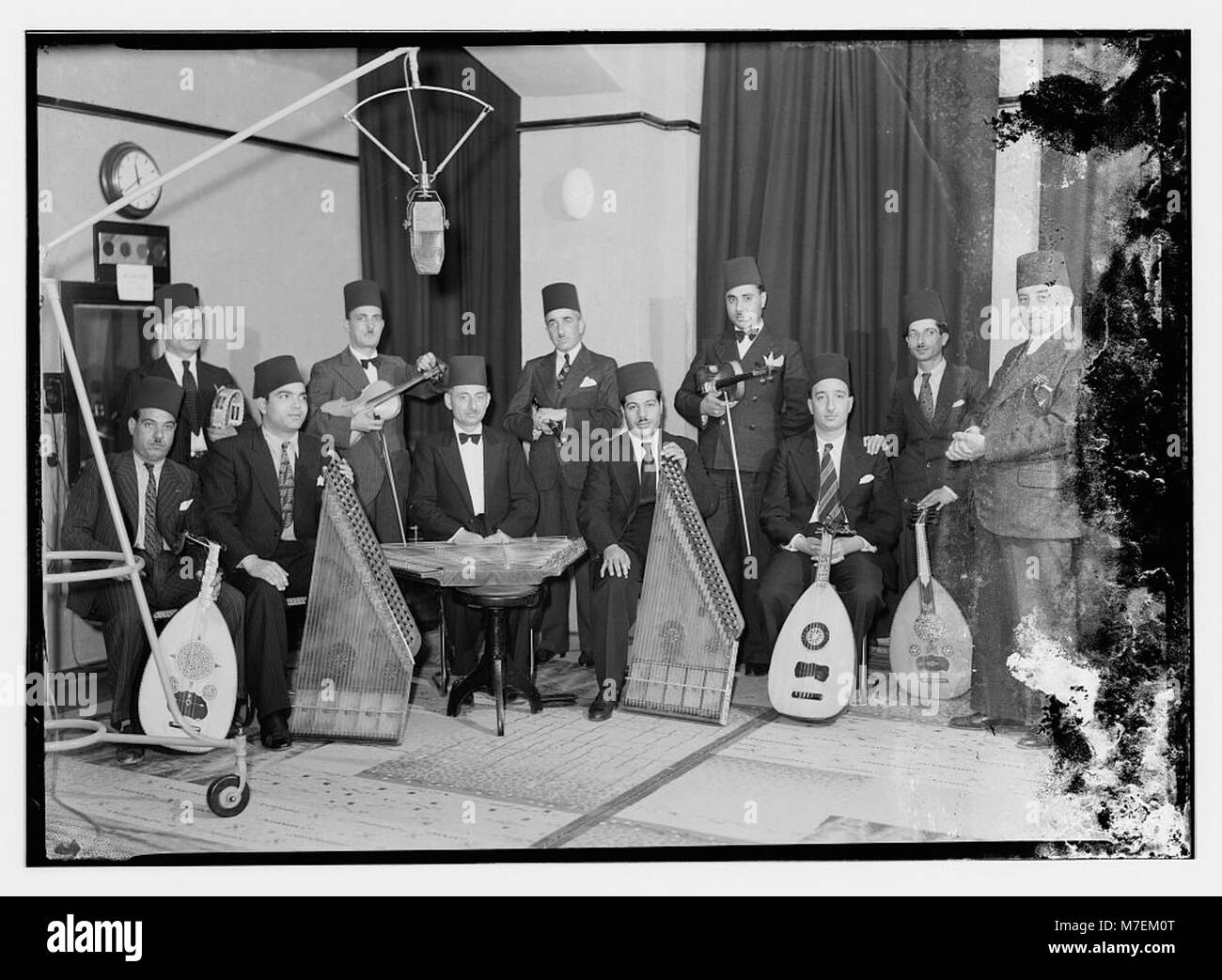 Una fotografia che mostra gli artisti radiofonici del Palestine Broadcasting Service (PBS) a Gerusalemme, catturando un momento nella storia dei media nella regione. Foto Stock