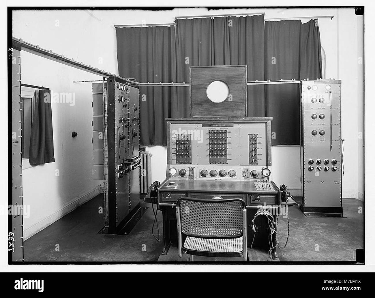 Immagine della sala di controllo di uno studio radiofonico, dotata di una scrivania dotata di apparecchiature essenziali per le operazioni di trasmissione, che mette in evidenza gli aspetti tecnologici della produzione radiofonica. Foto Stock