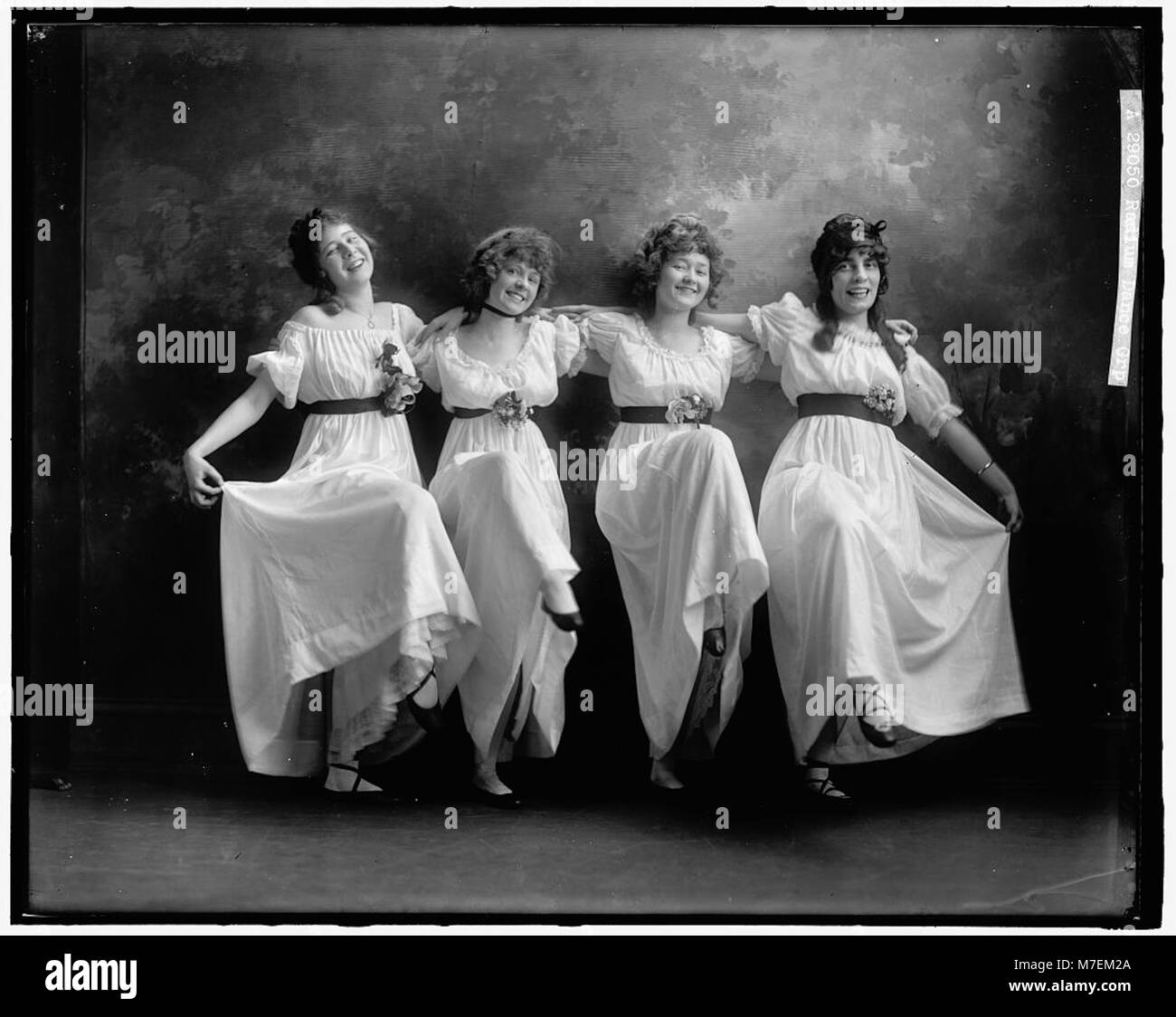 Uno spettacolo del Radium Dance Group, che mostra una performance di danza energica e artistica che enfatizza il movimento e l'espressione artistica. Foto Stock