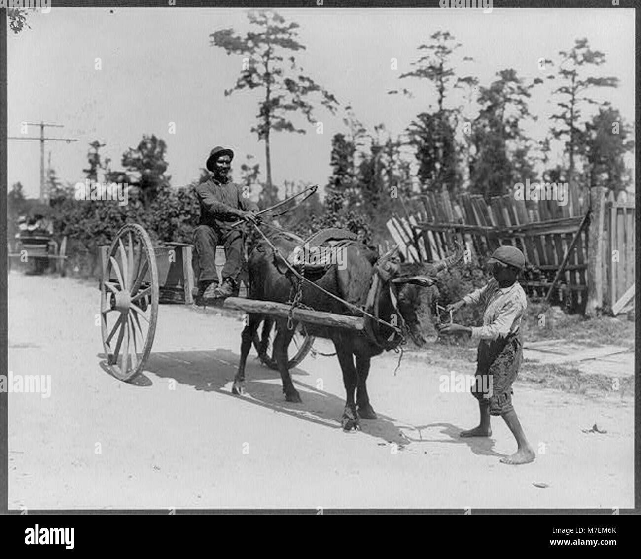 Una fotografia o una rappresentazione di un sistema di transito rapido, che mette in evidenza il trasporto urbano. L'immagine mostra lo sviluppo e l'impatto del trasporto pubblico veloce nelle città, fornendo informazioni sulla storia dei trasporti. Foto Stock