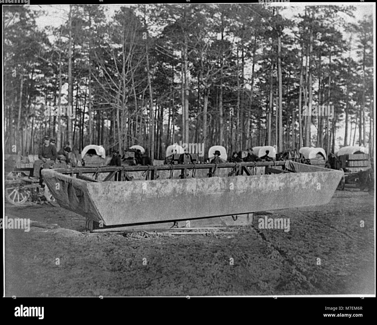 Questa fotografia storica mostra una barca da pontone in tela utilizzata dai 50th New York Engineers alla stazione di Rappahannock durante la guerra civile americana. La barca faceva parte degli sforzi ingegneristici per attraversare il fiume Rappahannock. Foto Stock
