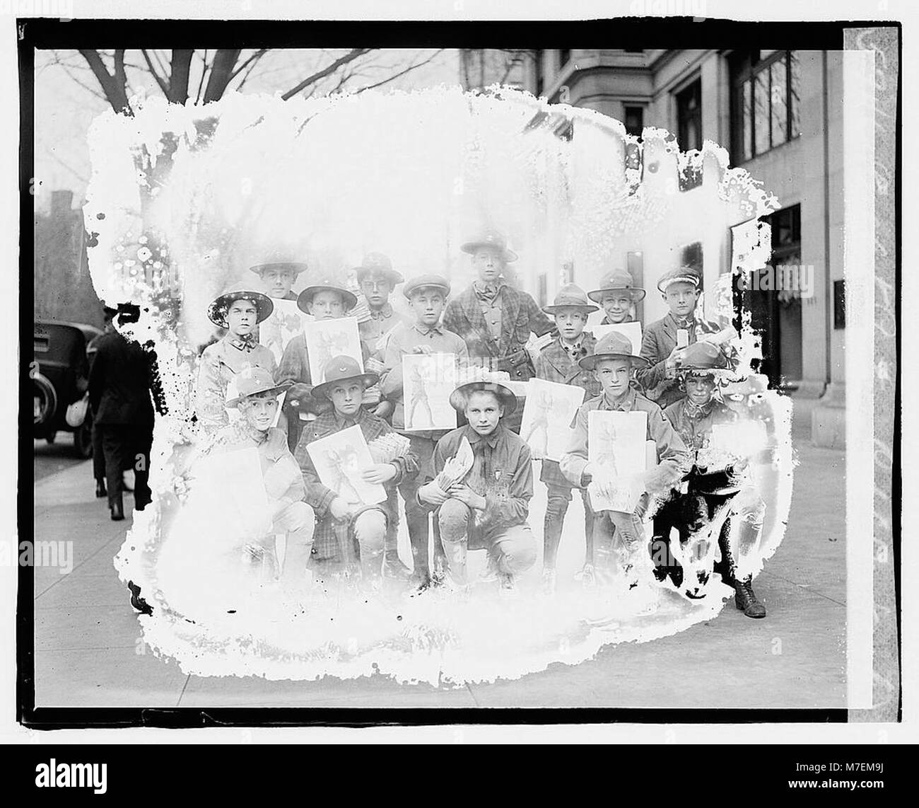 Una fotografia di Real Arts Pictures Corp. Con Boy Scouts, che cattura un momento della vita da scout. L'immagine ritrae il gruppo giovanile in azione, sottolineando la cultura e i valori dello scouting. Foto Stock Una fotografia di Real Arts Pictures Corp. Con Boy Scouts, che cattura un momento della vita da scout. L'immagine ritrae il gruppo giovanile in azione, sottolineando la cultura e i valori dello scouting. Foto Stock